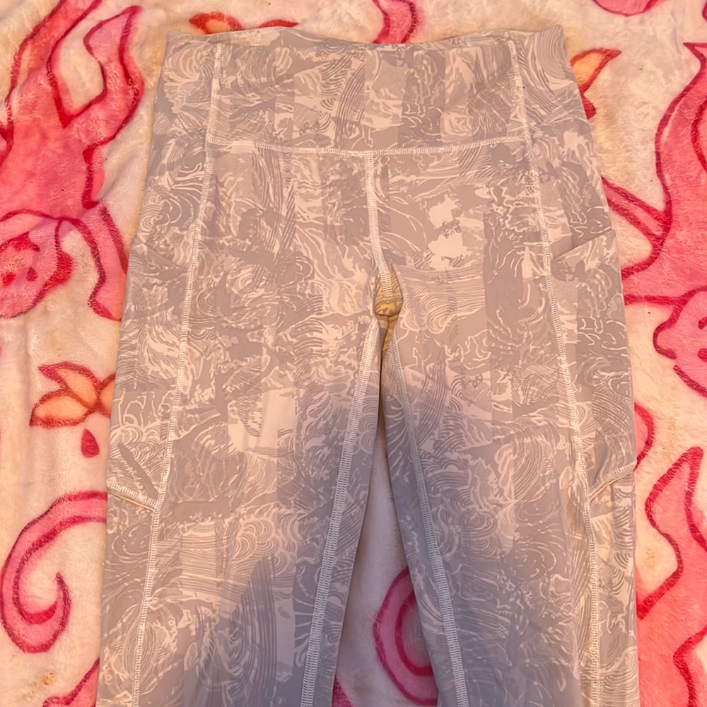 Lululemon white leggings never worn size 2